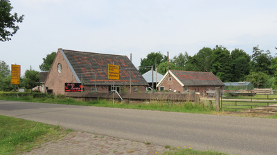 915102 Gezicht op bijgebouwen van de Witte Boerderij (Thematerweg 18) te Vleuten (gemeente Utrecht), met allerlei ...